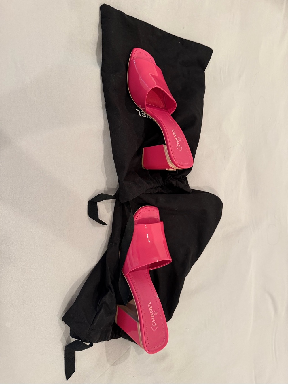 CHANEL Pink 2022 Interlocking CC Logo Slides